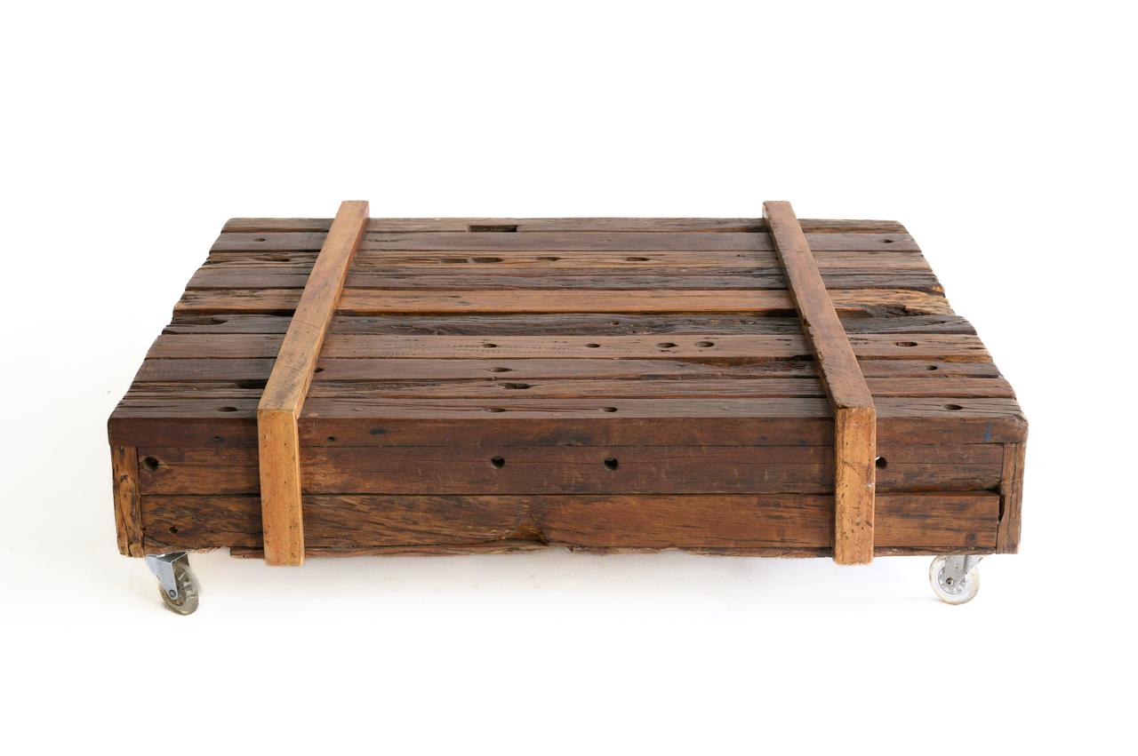 Mesa de Centro Rústica com Rodízio. - 1.20m L x 1.0m C x 0.35m H - Galeria